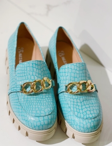 Leather moccasins on thick sole with gold chain blue