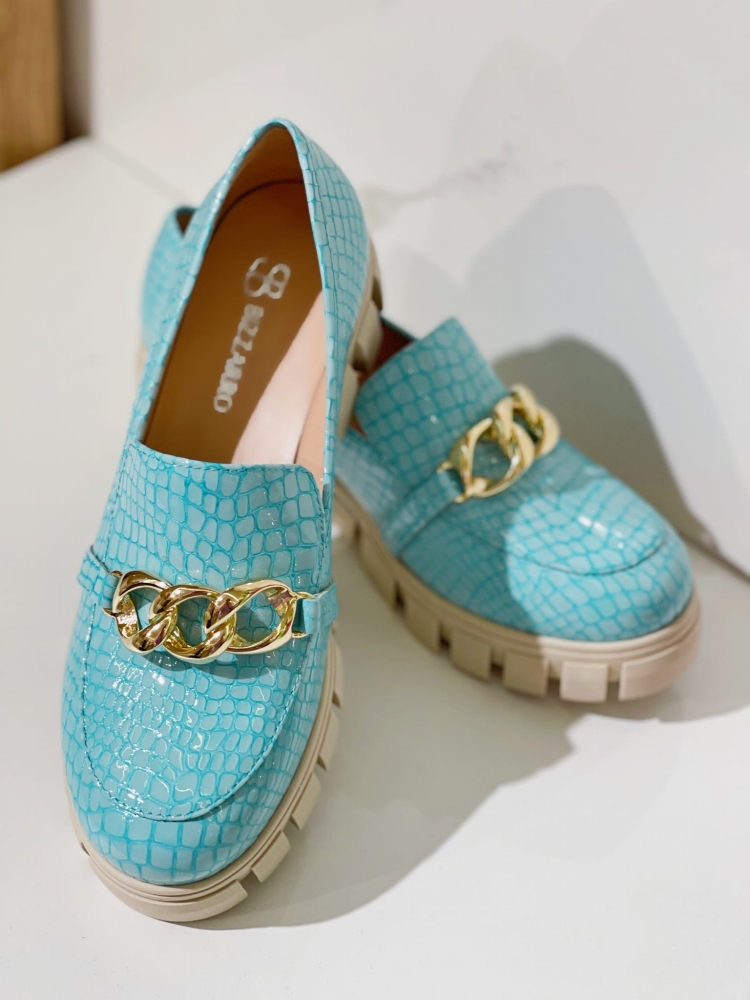 Skórzane mokasyny na grubej podeszwie ze złotym łańcuchem niebieski