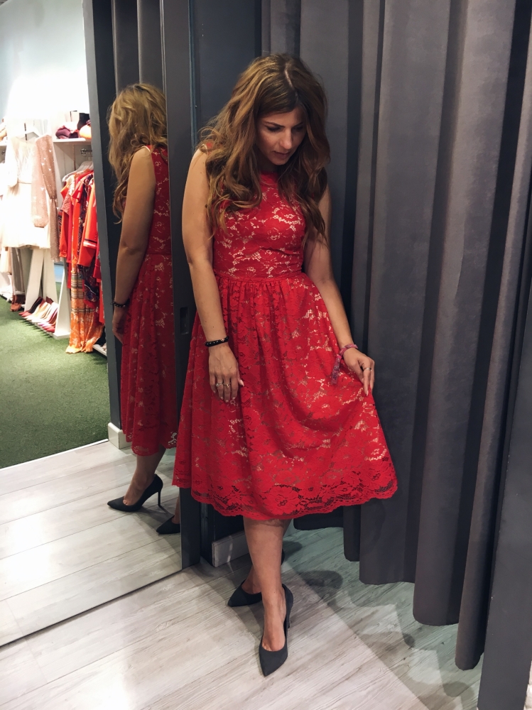 Czerwona koronkowa sukienka midi June by Swing