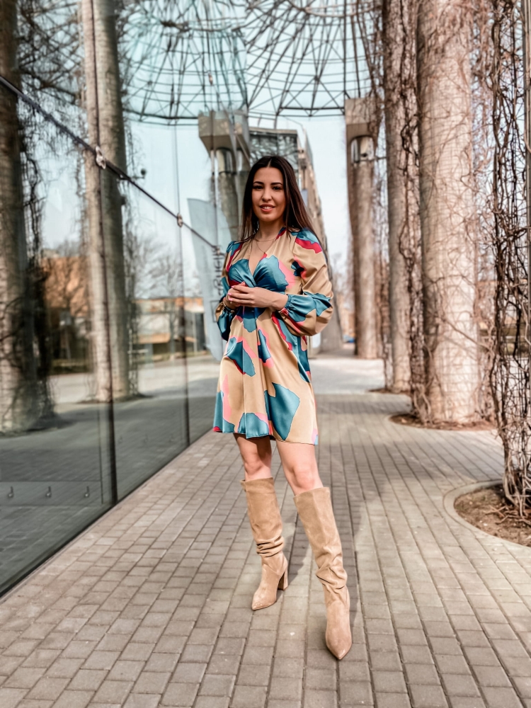 Kolorowa rozkloszowana sukienka Twist by Swing