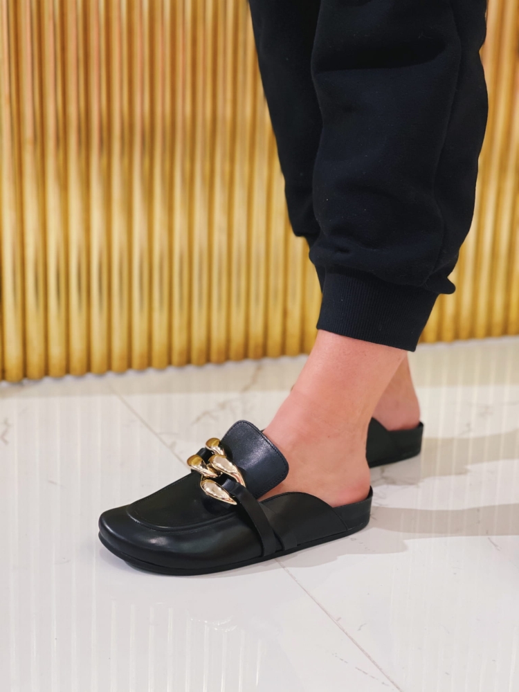 Czarne skórzane klapki ze złotym łańcuchem