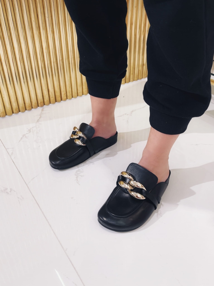 Czarne skórzane klapki ze złotym łańcuchem