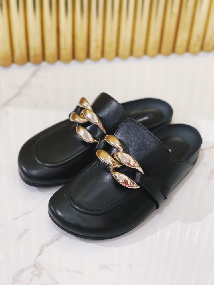 Czarne skórzane klapki ze złotym łańcuchem