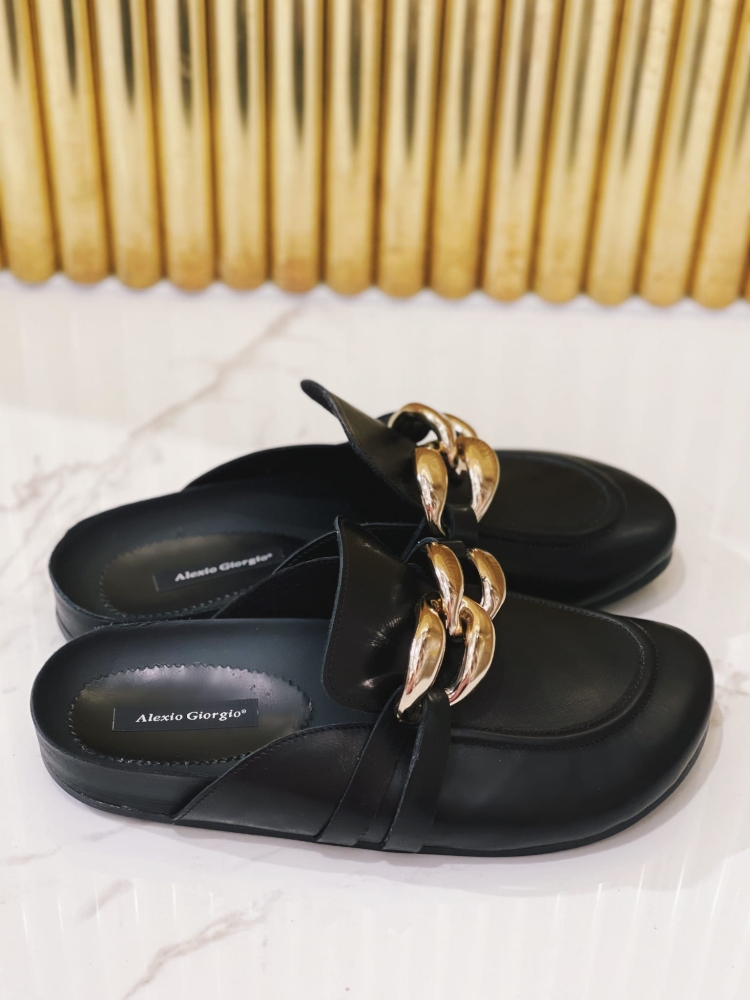 Czarne skórzane klapki ze złotym łańcuchem