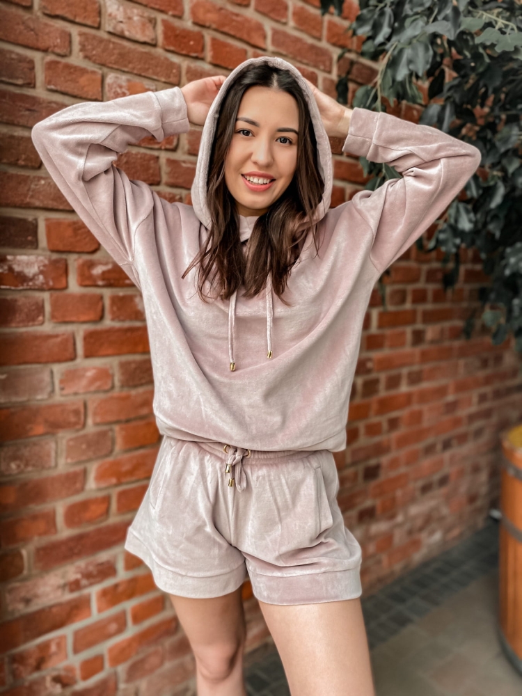 Pudrowy trzyczęściowy welurowy dres z kapturem Fallon by Swing