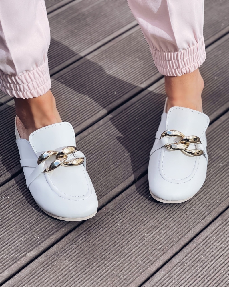 Białe skórzane klapki ze złotym łańcuszkiem