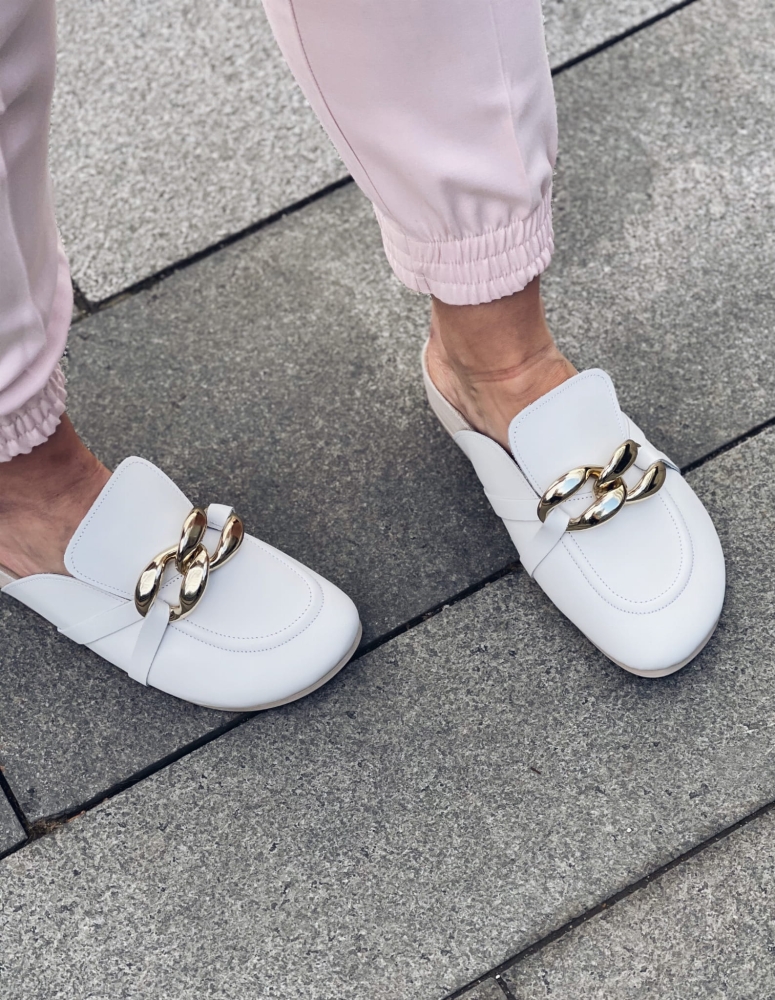 Białe skórzane klapki ze złotym łańcuszkiem