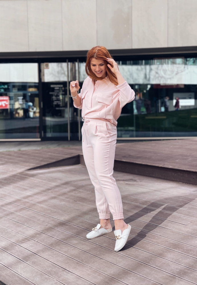 Białe skórzane klapki ze złotym łańcuszkiem