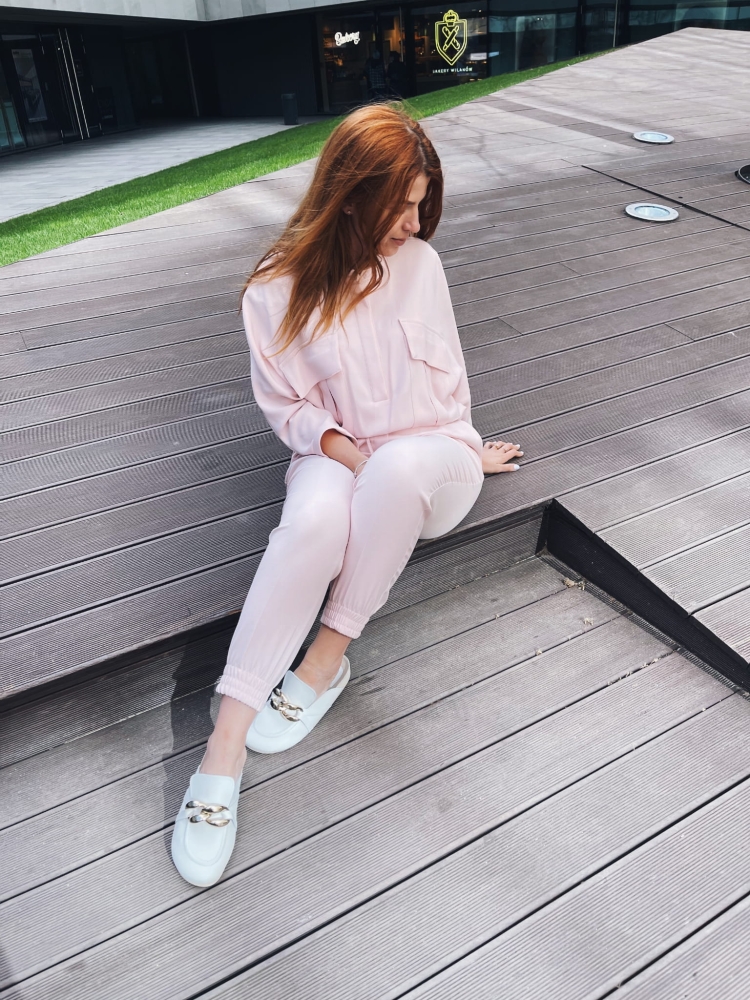 Białe skórzane klapki ze złotym łańcuszkiem