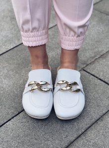 White leather flip-flops with gold chain