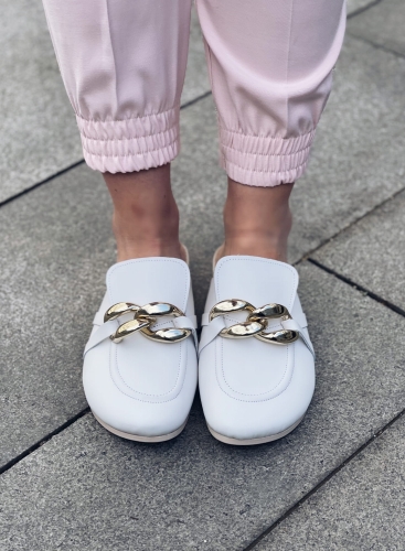 White leather flip-flops with gold chain