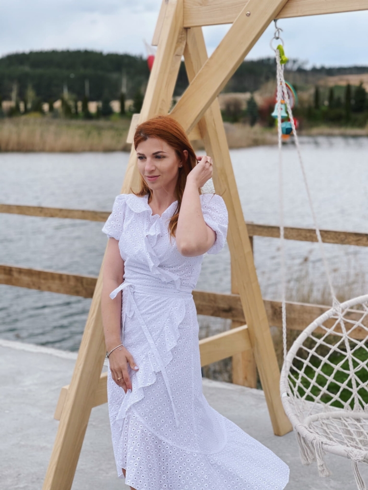 Biała haftowana sukienka midi Como z bufiastym, krótkim rękawem