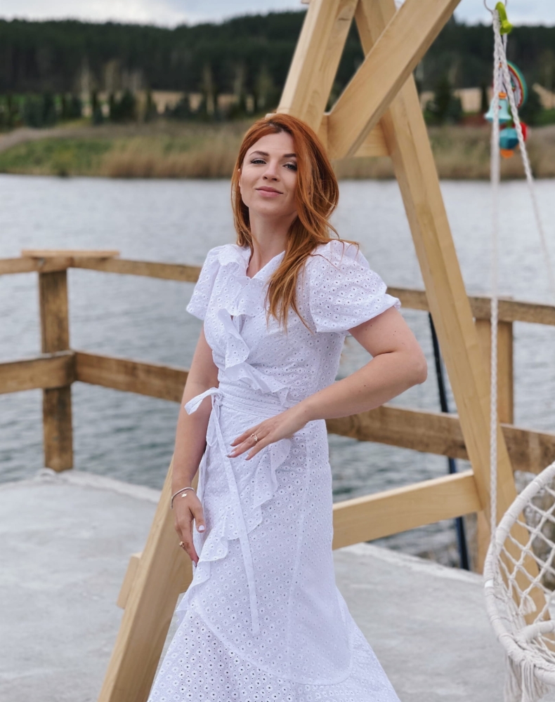 Biała haftowana sukienka midi Como z bufiastym, krótkim rękawem