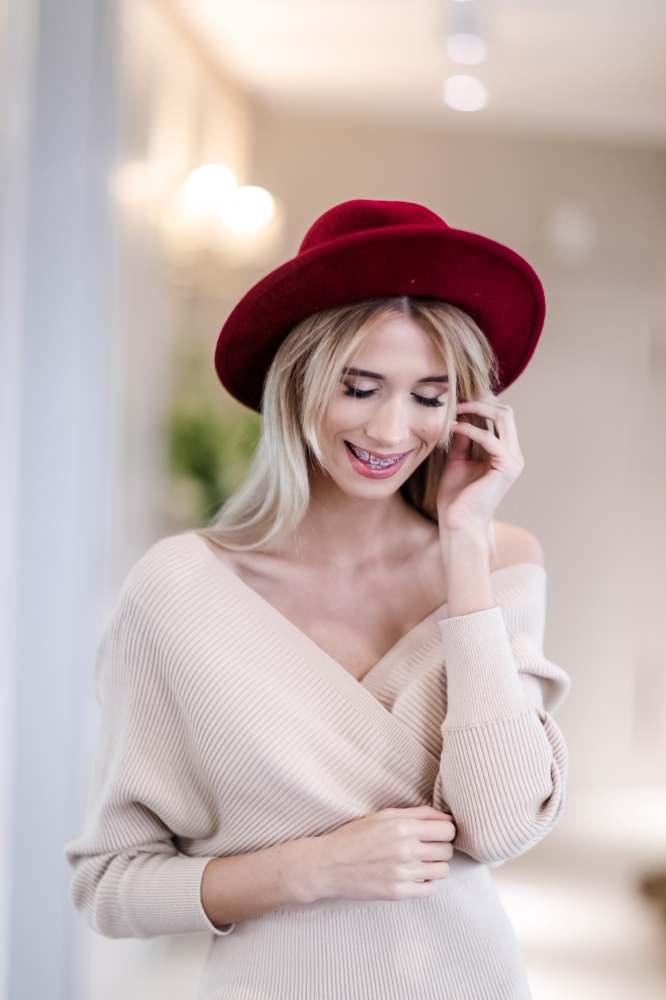 Beżowa ołówkowa sukienka z kopertowym dekoltem