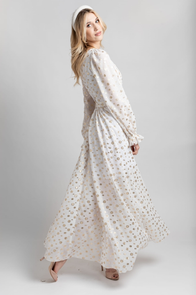 Długa biała sukienka z rozporkiem w złote groszki Iris by Swing