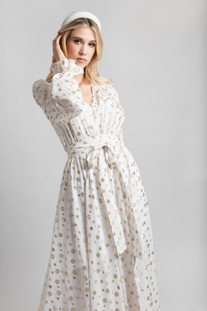 Długa biała sukienka z rozporkiem w złote groszki Iris by Swing