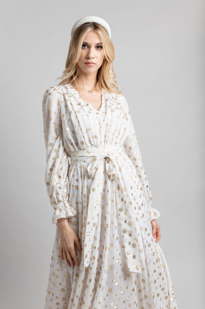 Długa biała sukienka z rozporkiem w złote groszki Iris by Swing