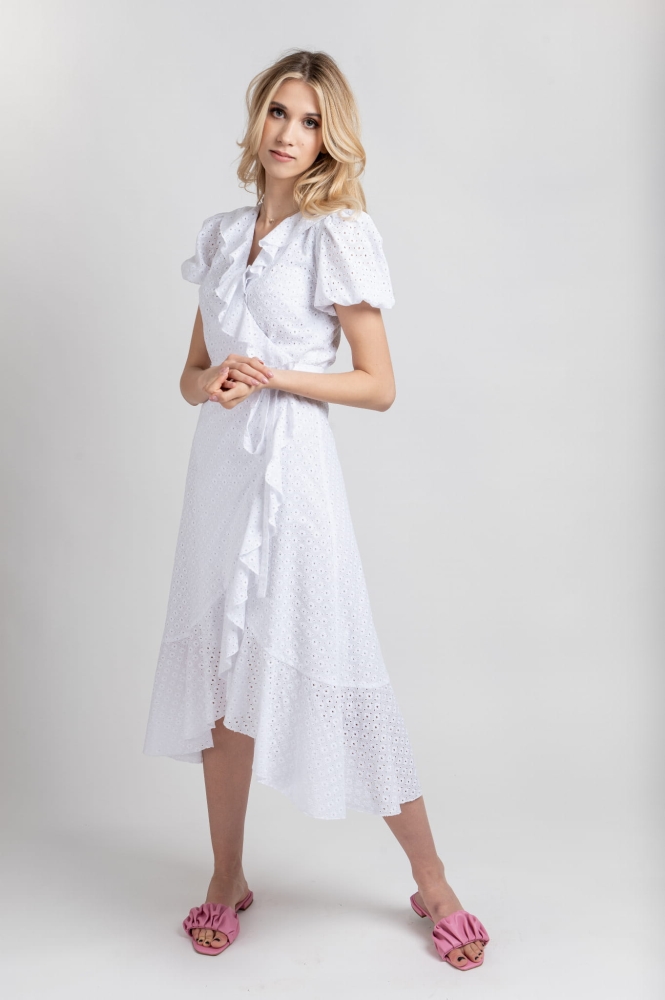 Biała haftowana sukienka kopertowa do kostki midi Como z bufiastym, krótkim rękawem