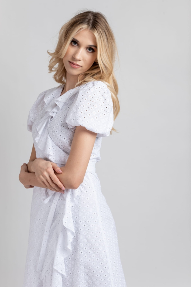 Biała haftowana sukienka midi Como z bufiastym, krótkim rękawem