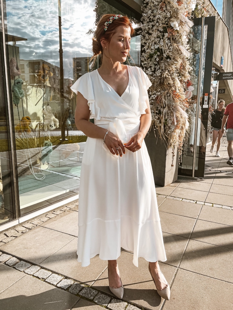 Biała zwiewna lekko rozkloszowana sukienka midi Melisa Swing