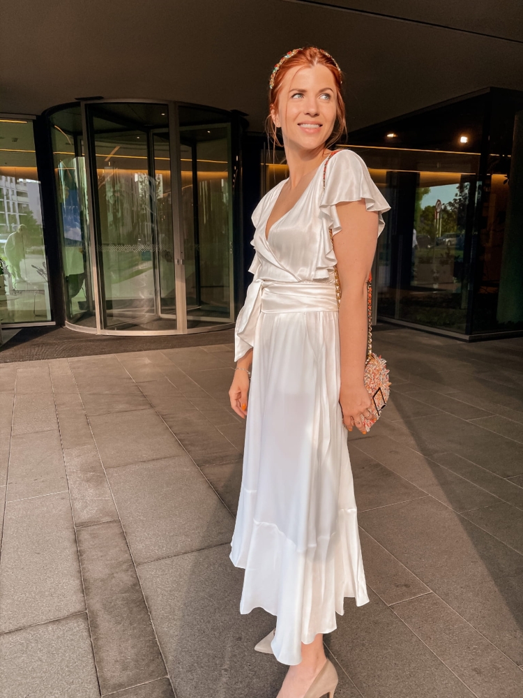 Biała zwiewna lekko rozkloszowana sukienka midi Melisa Swing