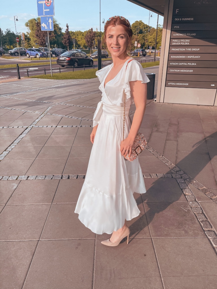 Biała zwiewna lekko rozkloszowana sukienka midi Melisa Swing