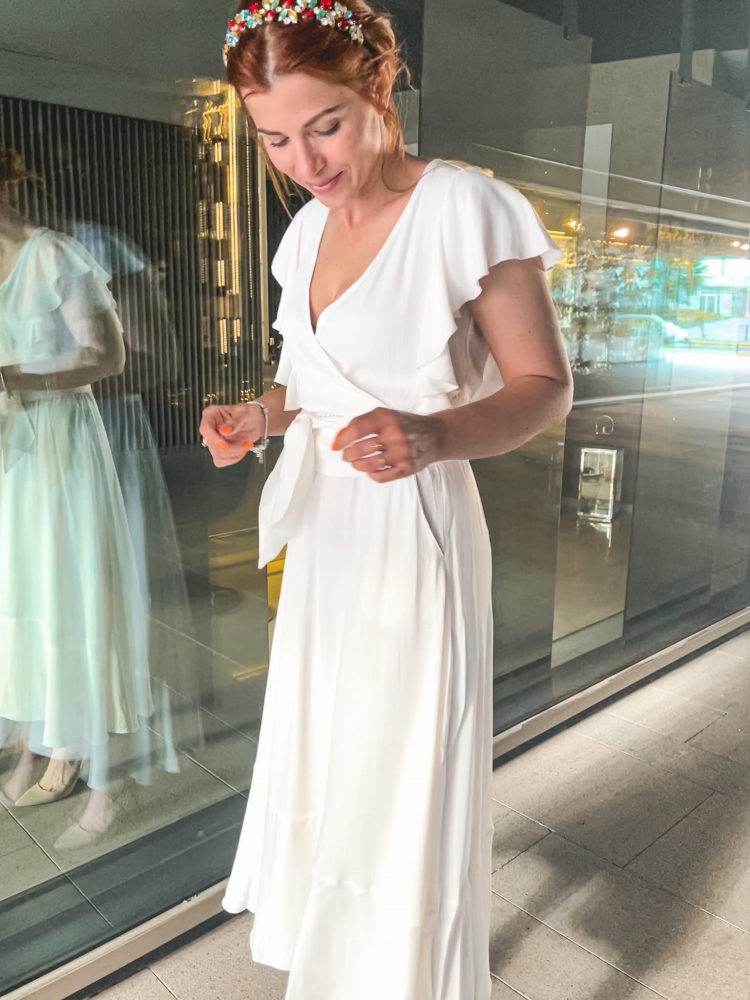 Biała zwiewna lekko rozkloszowana sukienka midi Melisa Swing