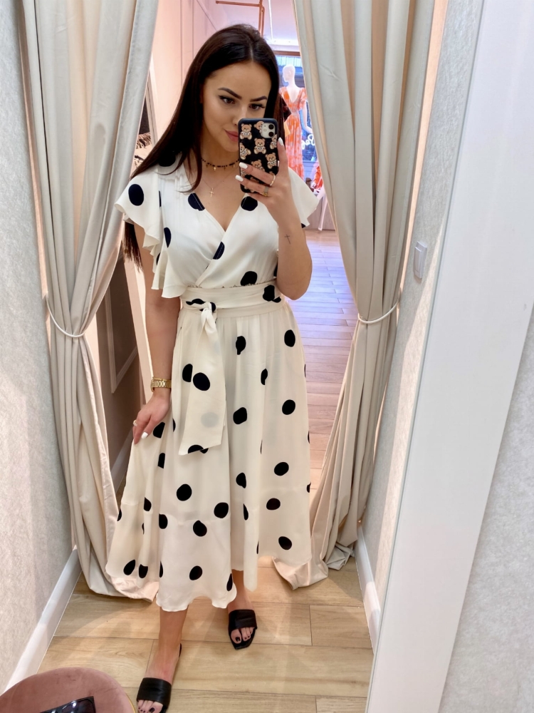 Biała zwiewna lekko rozkloszowana sukienka midi Melisa w czarne grochy Swing