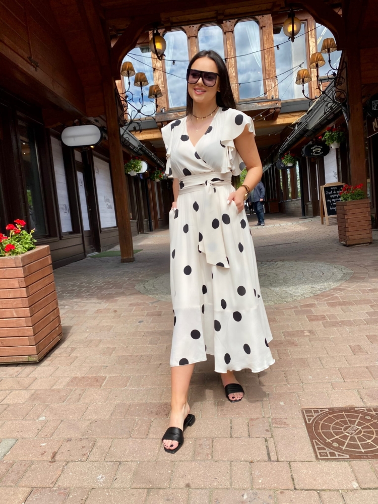 Biała zwiewna lekko rozkloszowana sukienka midi Melisa w czarne grochy Swing