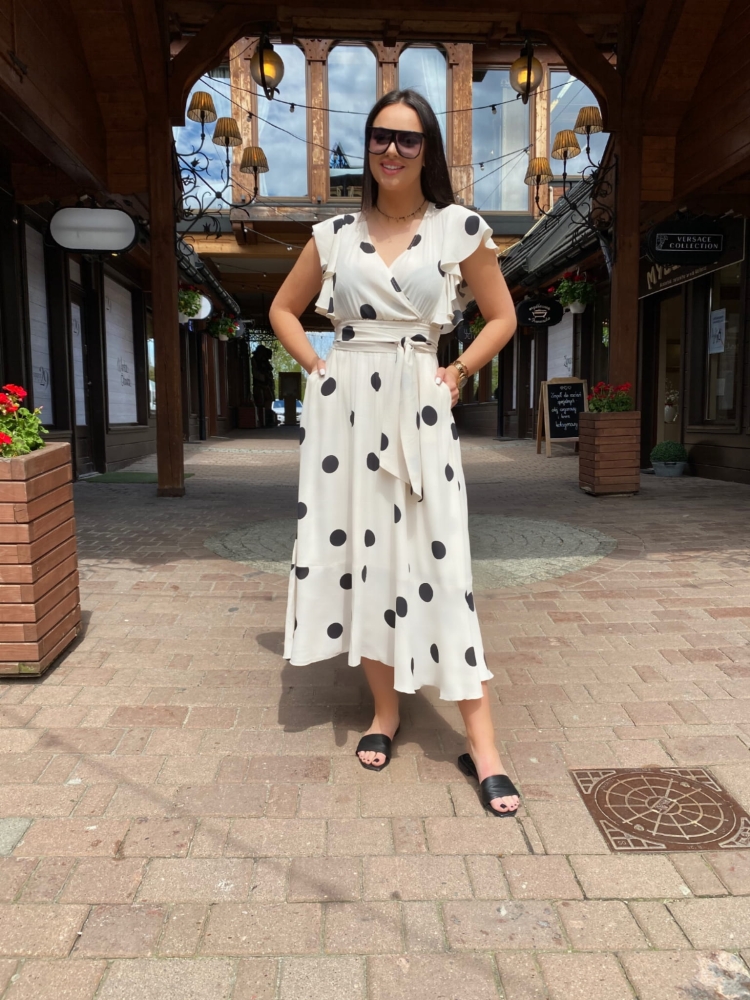 Biała zwiewna lekko rozkloszowana sukienka midi Melisa w czarne grochy Swing