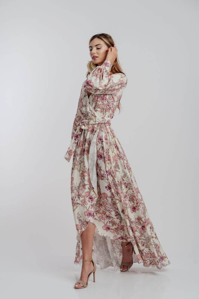 Kwiatowa długa sukienka z krótszym przodem Irmina by Swing