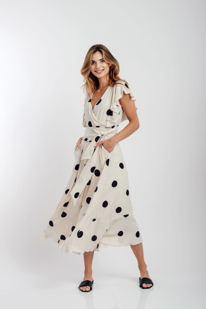 Biała zwiewna lekko rozkloszowana sukienka midi w czarne grochy Melisa by Swing