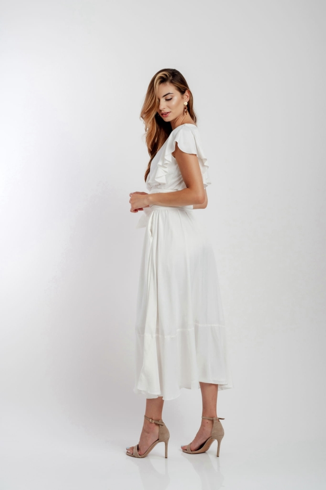 Biała zwiewna lekko rozkloszowana sukienka midi Melisa by Swing