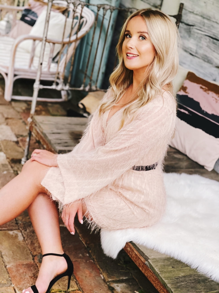 Beżowa sukienka mini z piórami i szerokim rękawem Paloma