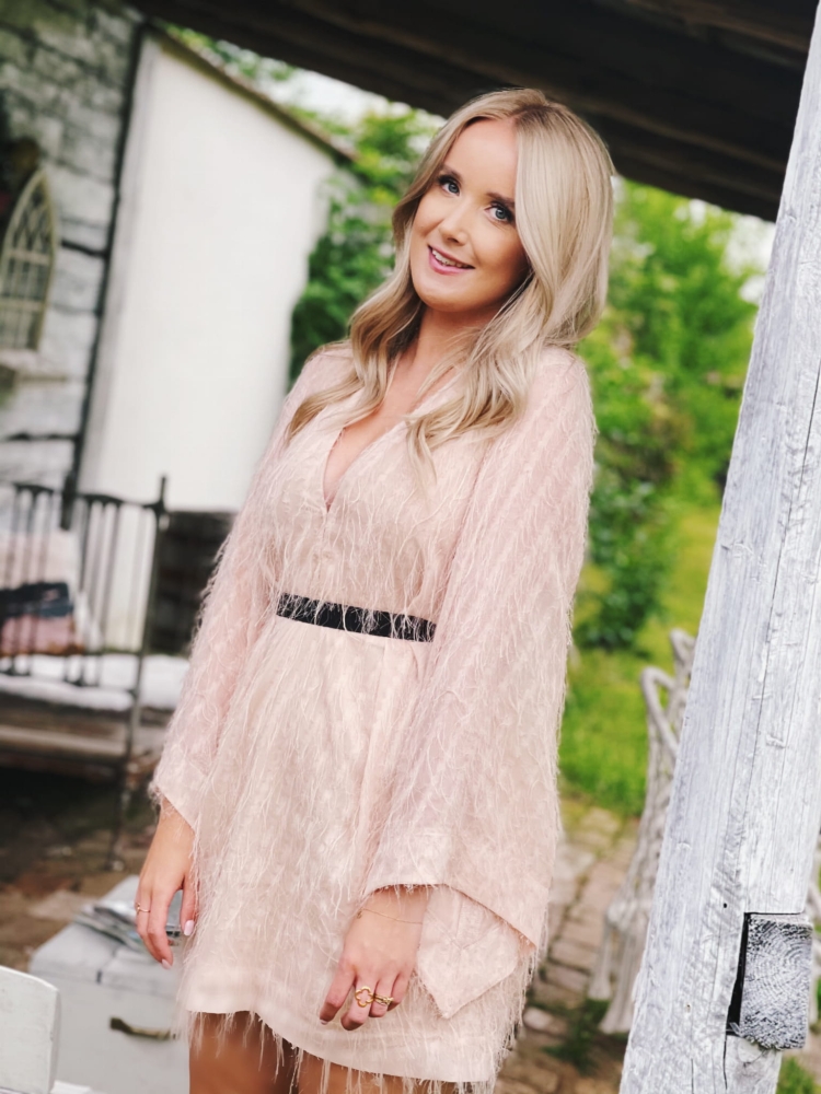 Beżowa sukienka mini z piórami i szerokim rękawem Paloma