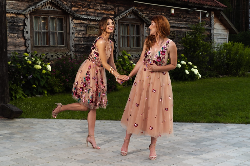 Beżowa tiulowa sukienka mini wyszywana cekinami o lekko rozkloszowanym kroju Gloria by Swing