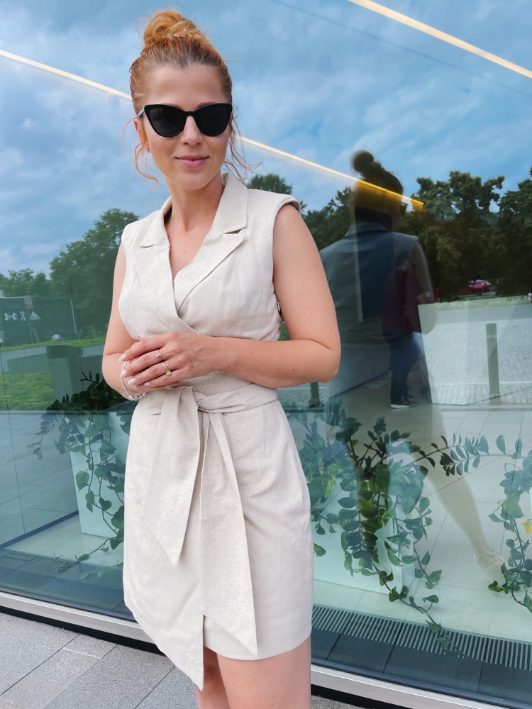 Lniana beżowa sukienka o kroju marynarki z paskiem w talii Rocky Summer by Swing