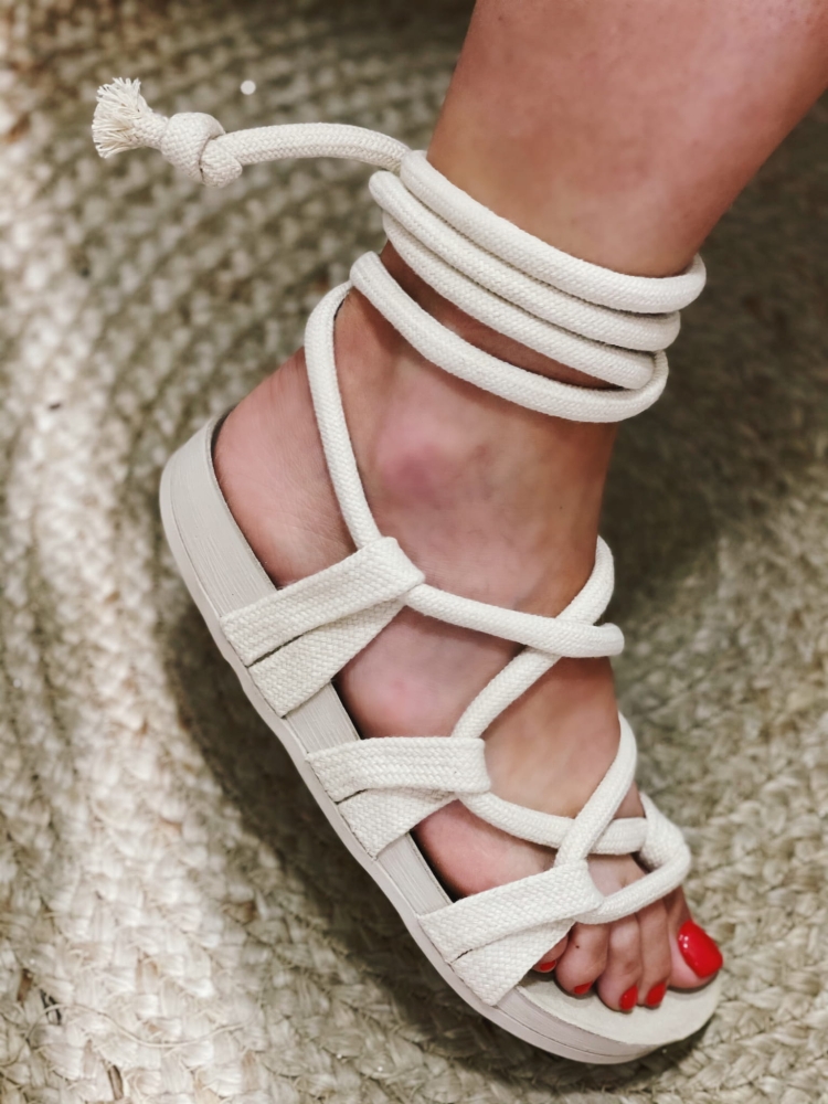 Beżowe sandały rzymianki wiązane sznureczkami na skórzanej podeszwie