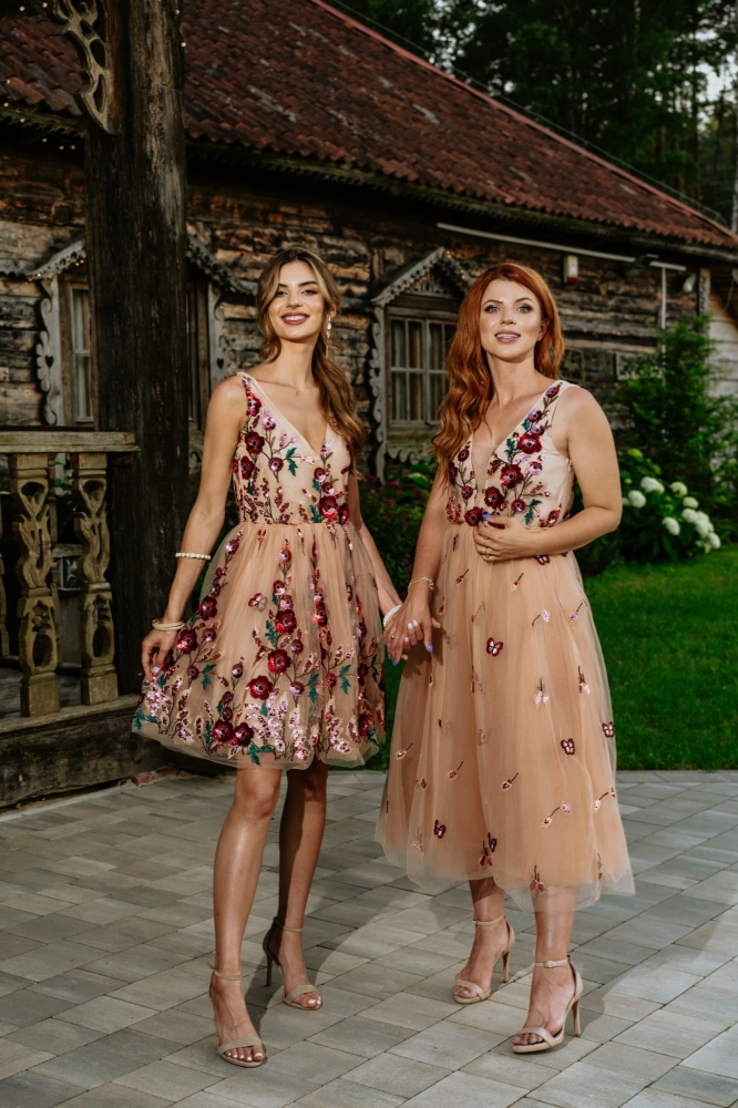 Beżowa tiulowa sukienka mini wyszywana cekinami o lekko rozkloszowanym kroju Gloria by Swing