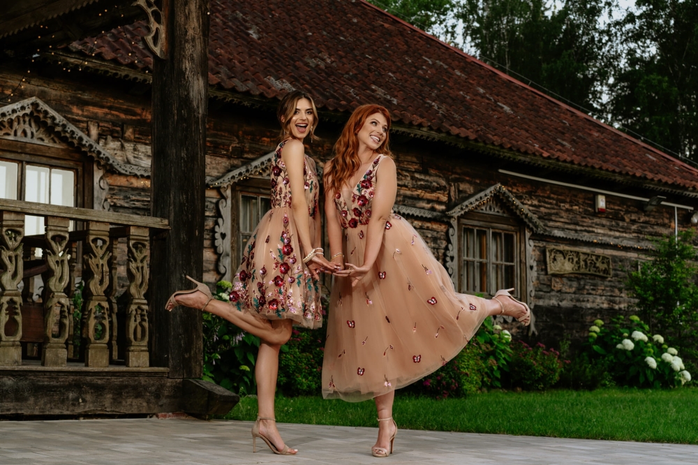 Beżowa tiulowa sukienka mini wyszywana cekinami o lekko rozkloszowanym kroju Gloria by Swing