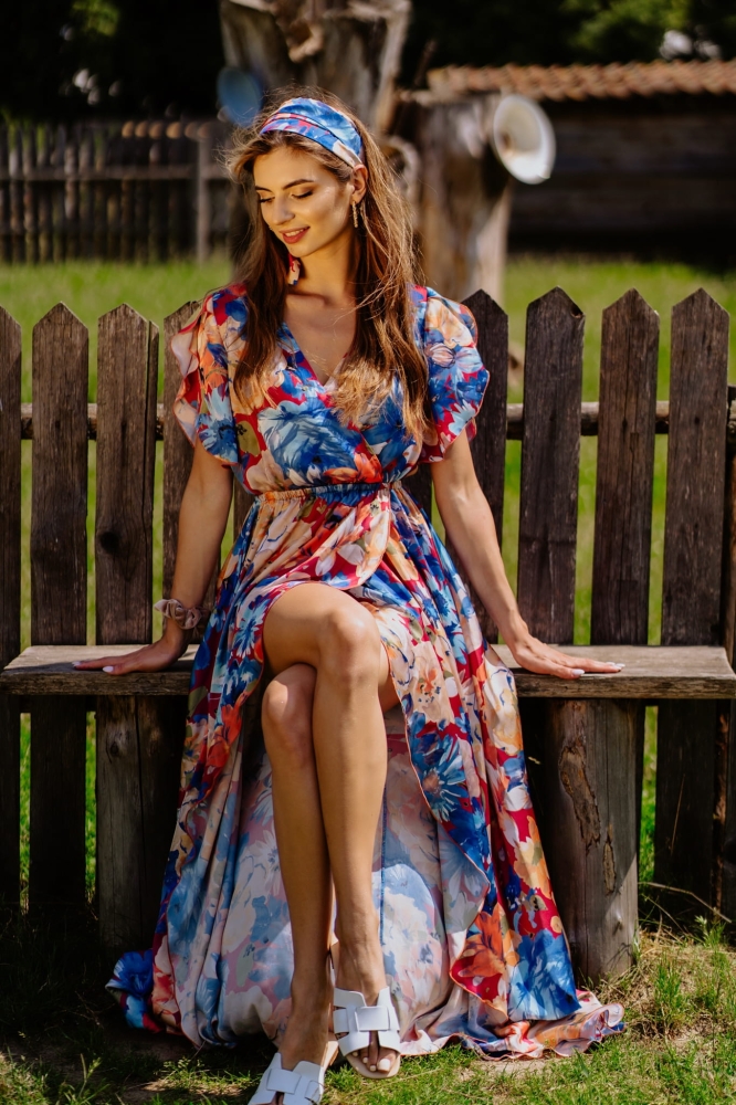 Długa sukienka w duże kwiaty z krótszym przodem Irmina by Swing