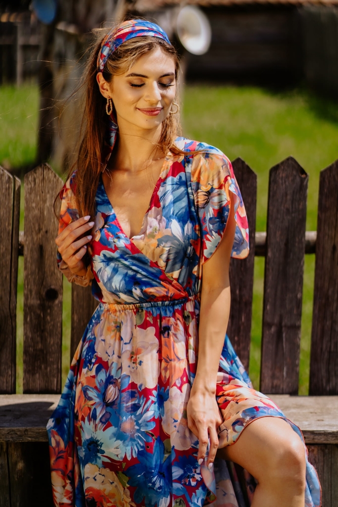 Długa sukienka w duże kwiaty z krótszym przodem Irmina by Swing