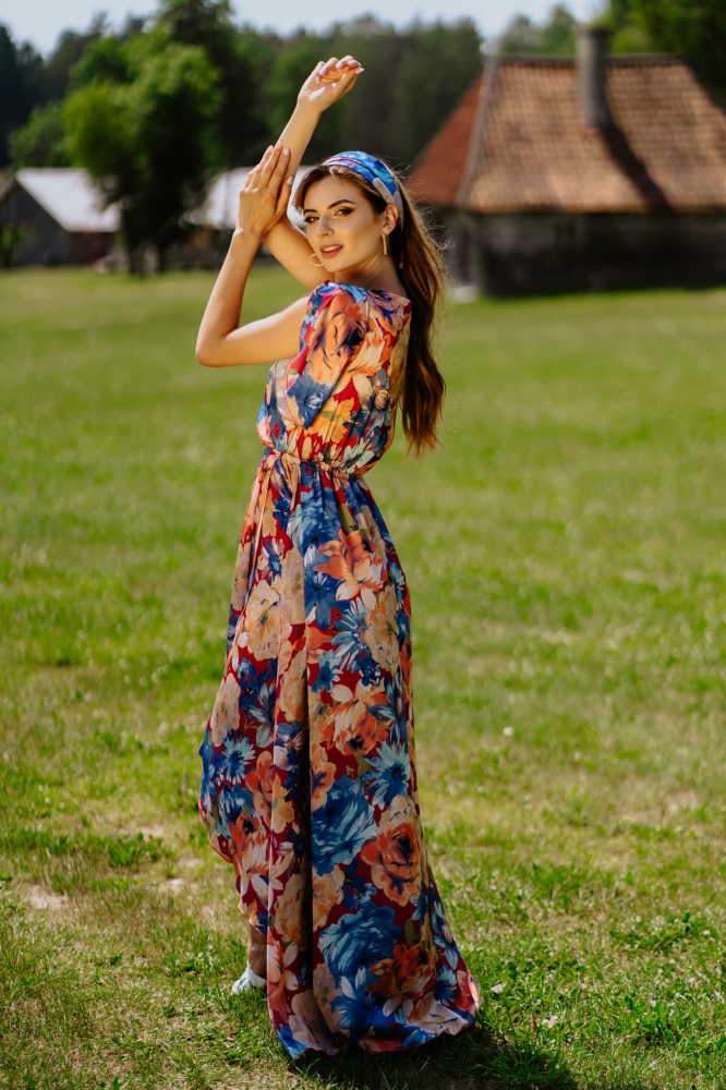 Długa sukienka w duże kwiaty z krótszym przodem Irmina by Swing