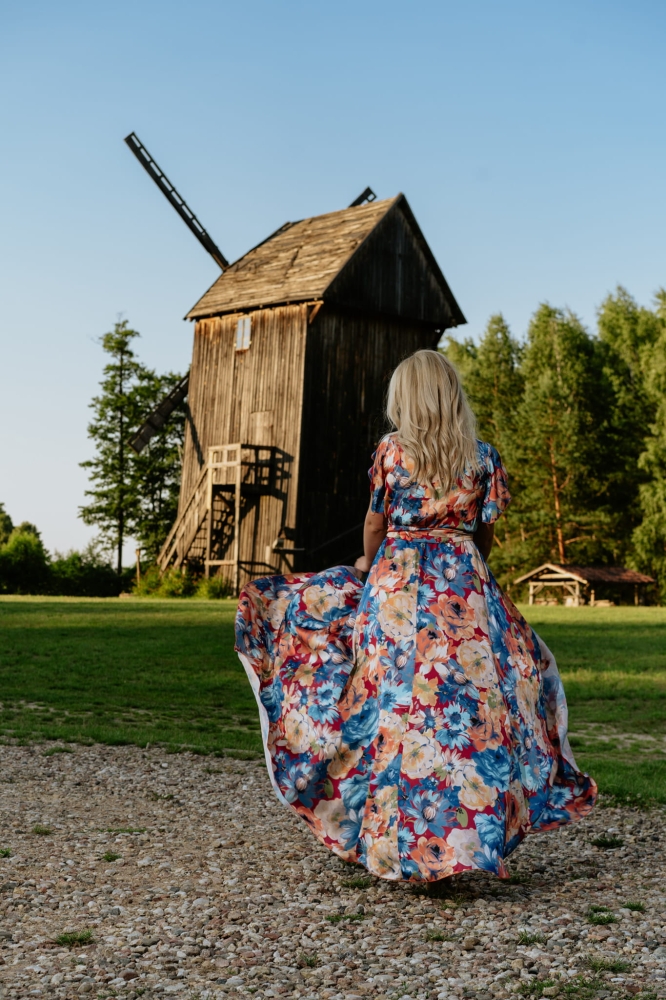 Długa sukienka w duże kwiaty z krótszym przodem Irmina by Swing