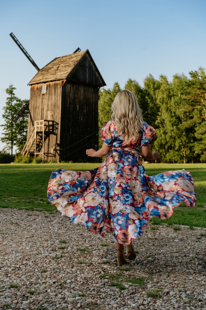 Długa sukienka w duże kwiaty z krótszym przodem Irmina by Swing