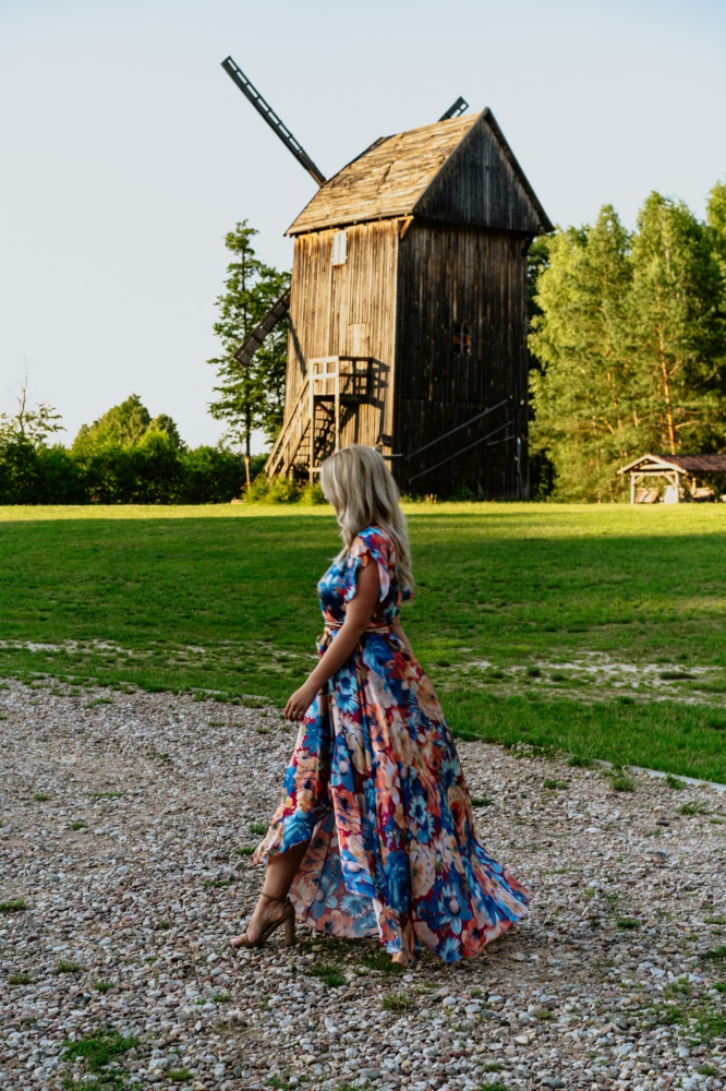 Długa sukienka w duże kwiaty z krótszym przodem Irmina by Swing