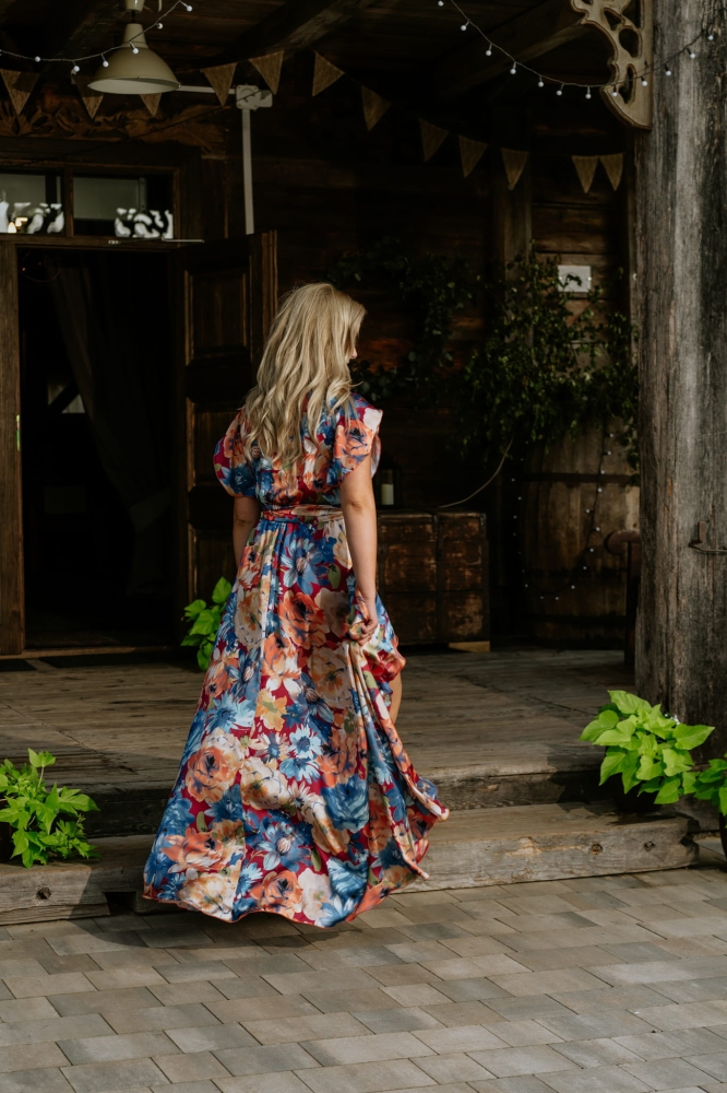 Długa sukienka w duże kwiaty z krótszym przodem Irmina by Swing