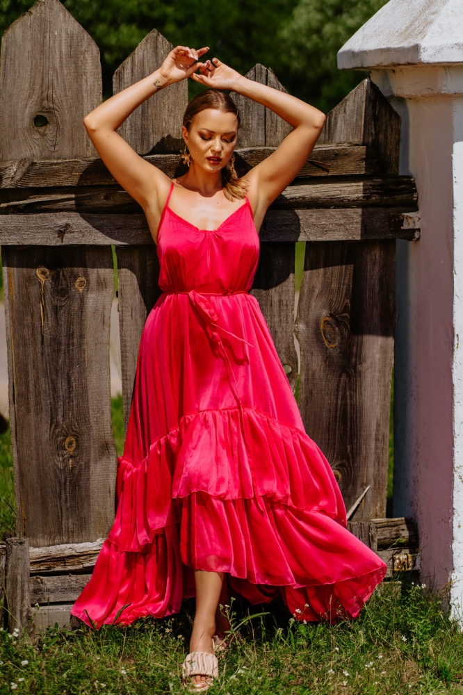 Różowa asymetryczna sukienka z falbankami oraz odkrytymi plecami Didi by Swing