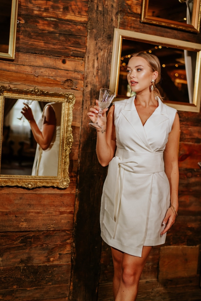 Lniana beżowa sukienka o kroju marynarki z paskiem w talii Rocky Summer by Swing