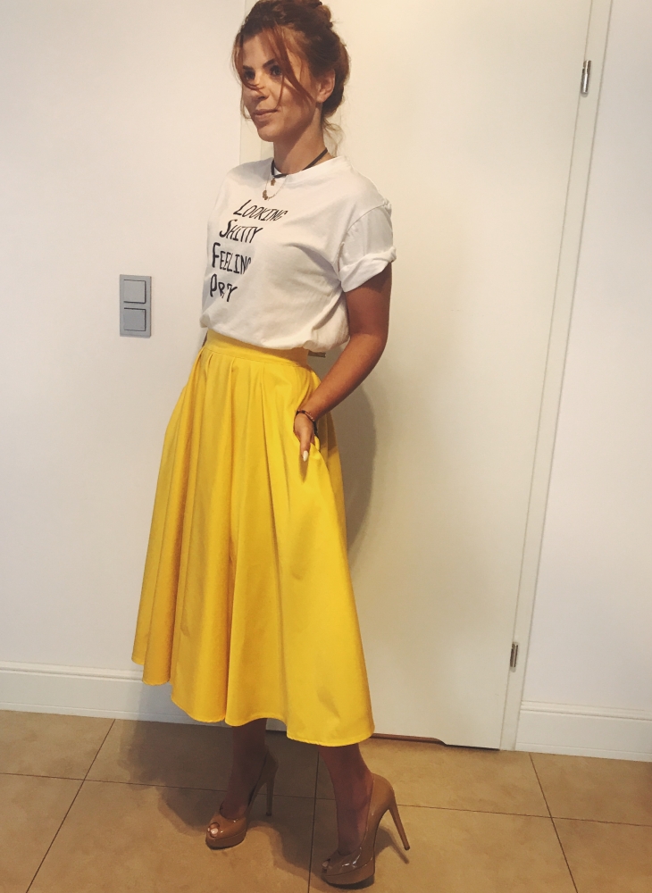 Żółta spódnica w kontrafałdy by Swing